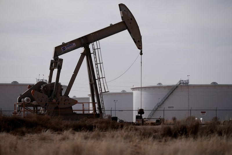 Oil falls after US crude inventories rise