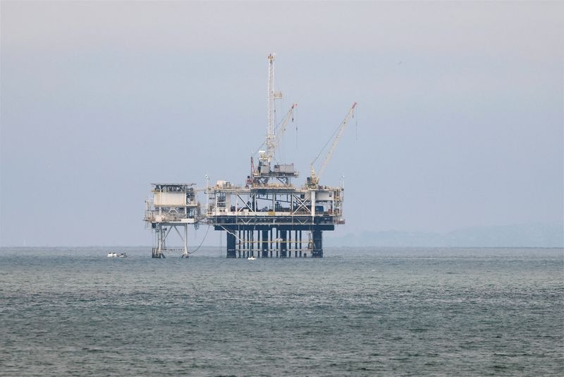 US drillers add oil and gas rigs for first time in four weeks, Baker Hughes says