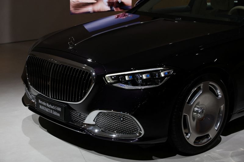 Mercedes-Benz sees 4-6% margin for car business, with $418 million tariff hit