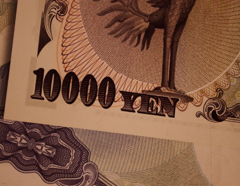 Yen, euro lifted by progress on trade