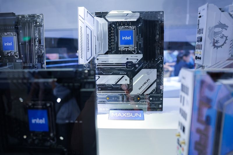 Exclusive-Three Intel senior executives to retire amid manufacturing shake up