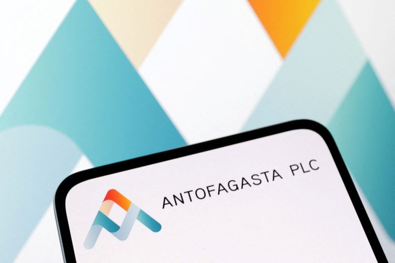 China's copper smelters win better-than-expected $0 TC/RC deal from Antofagasta, sources say