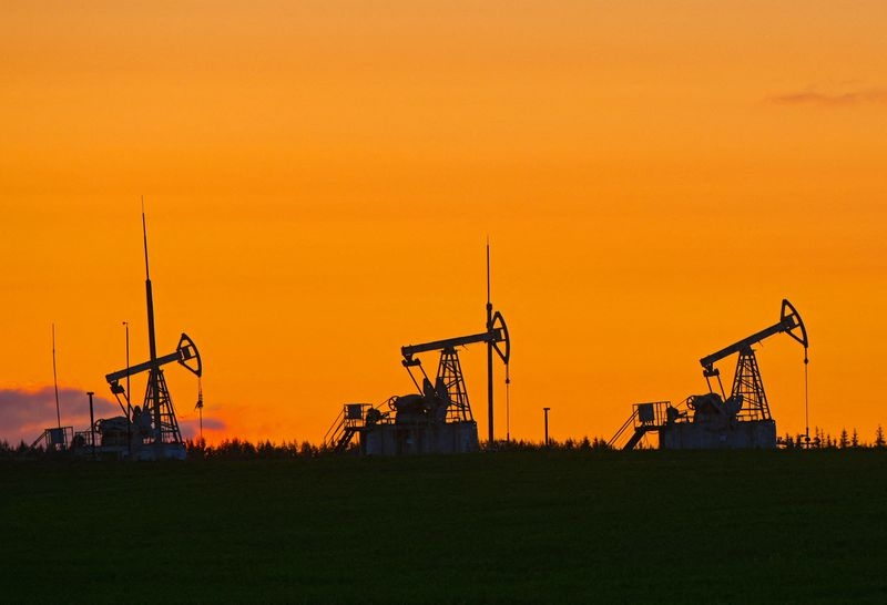 Oil rises on Iran, Russia and Canada supply concerns