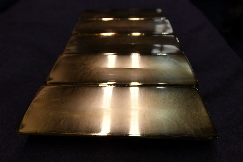 Gold hits record high, on track for best quarter since 1986 on tariff worries