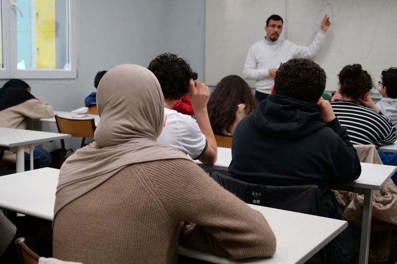 Court overturns French decision to cut funding to biggest Muslim school