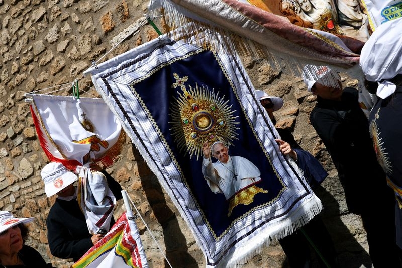 'Ciao Francesco', Romans wave goodbye to the pope they adopted