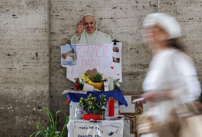 Poisonous rumours and pink smoke - busy time for conclave whisperers