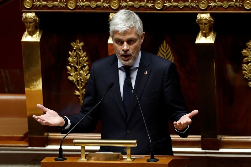 French presidential hopeful sparks outcry with idea to deport migrants to remote island