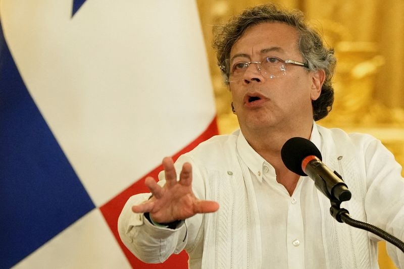 Colombia's Petro pauses FARC offensive in order to progress in peace talks