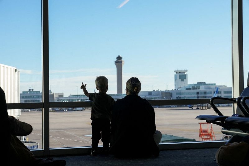 FAA says Denver air traffic briefly lost communications on Monday