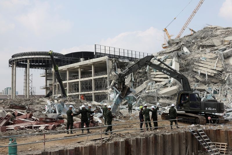 Myanmar quake death toll nears 700 as international aid starts to arrive