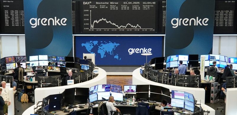 European shares edge higher as traders gauge mixed earnings, economic data