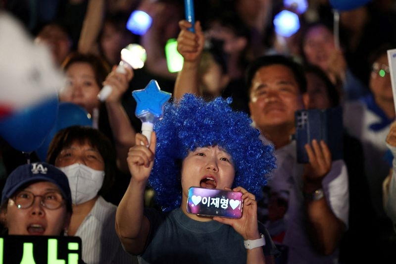 Young South Korean women help propel liberal candidate Lee to victory