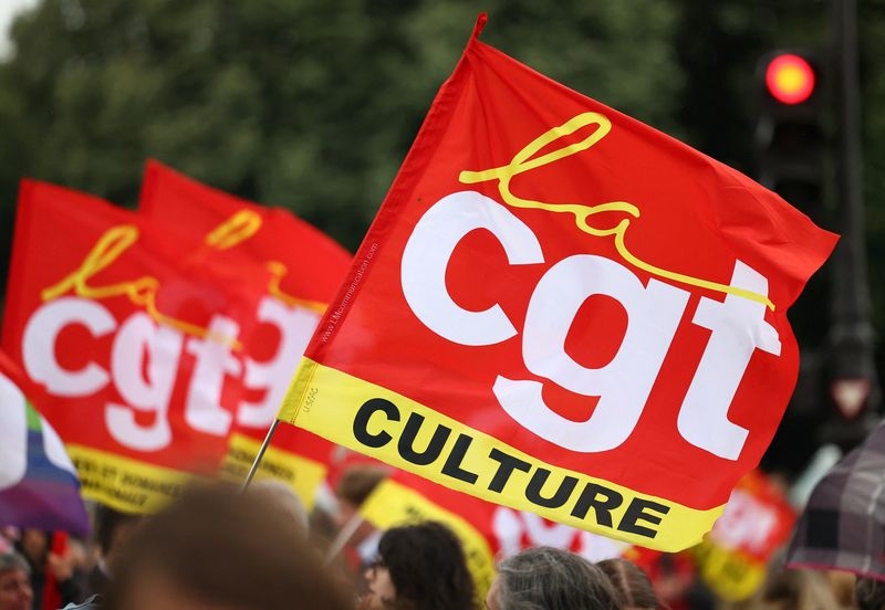 French unions, employers set to hold last-ditch pensions talks next week