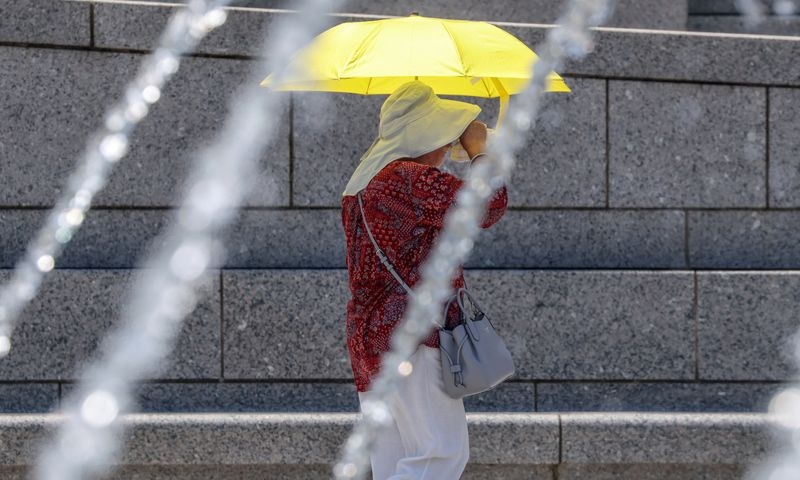 US cities face record high temperatures on worst day of heat wave