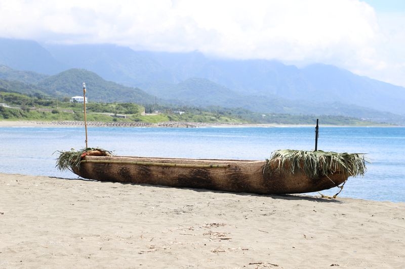 With a primitive canoe, scientists replicate prehistoric seafaring