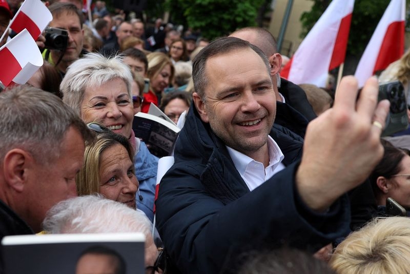 Nationalist Polish presidential contender talks tough on Ukraine