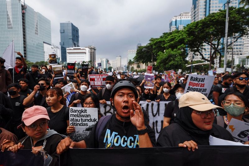 Protesters extend 'Dark Indonesia' rally against Prabowo's policies
