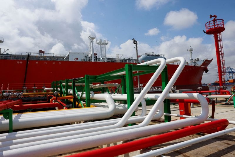 Oil falls as trade war concerns increase worries about fuel demand