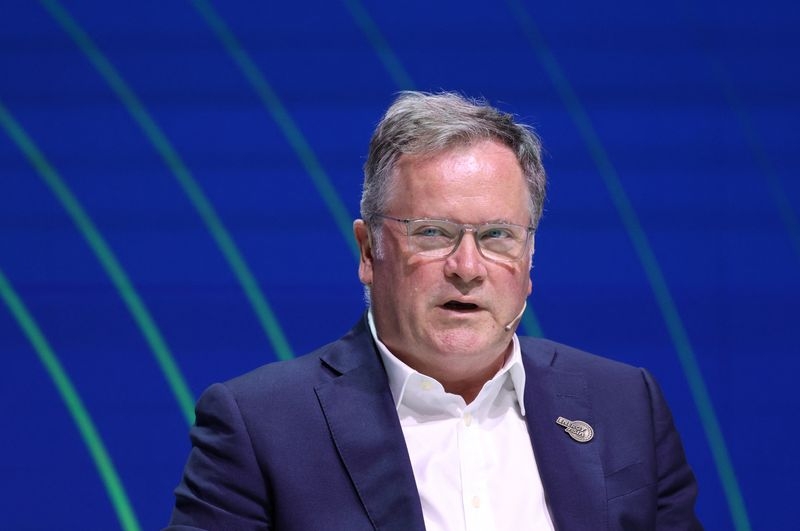 Vitol CEO sees slight drop in US oil output this year due to lower prices