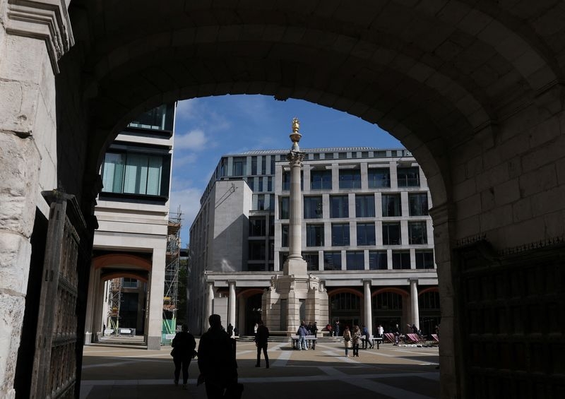London's FTSE stalls after four-week sprint as trade tensions dominate