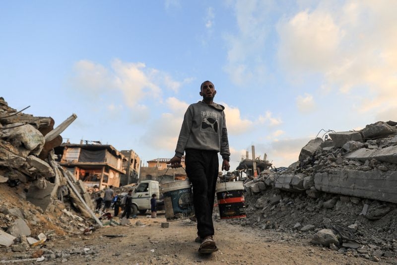 Gazans return to ruined homes and severe water shortage