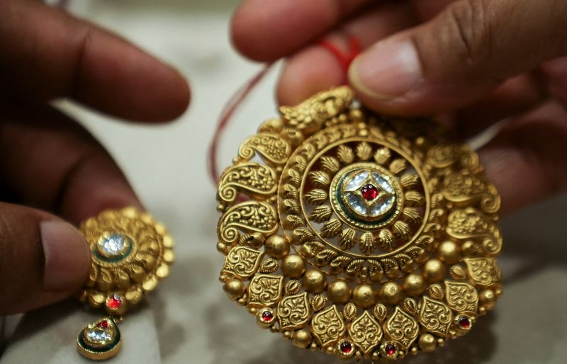 Gold rises for fourth session as US jobs data lifts Fed rate cut bets