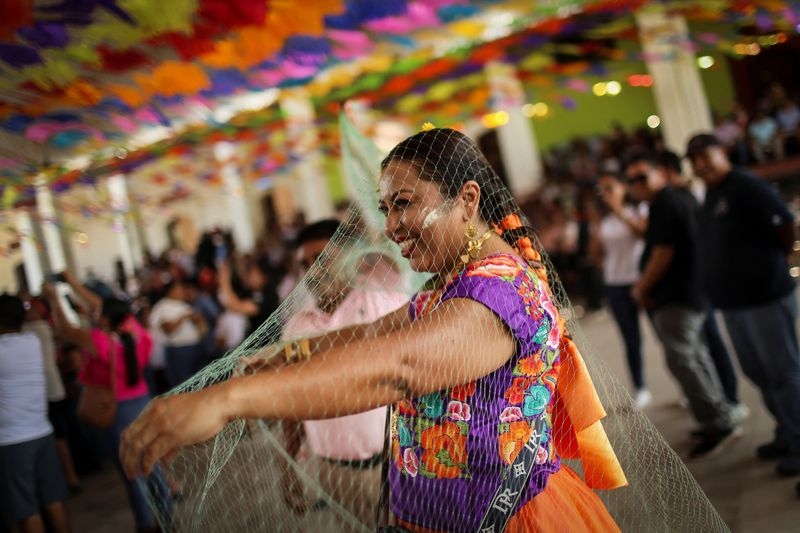 Mexican mayor says 'I do' to caiman reptile in colorful tradition