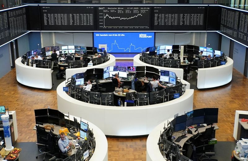 European shares rise as investors focus on earnings