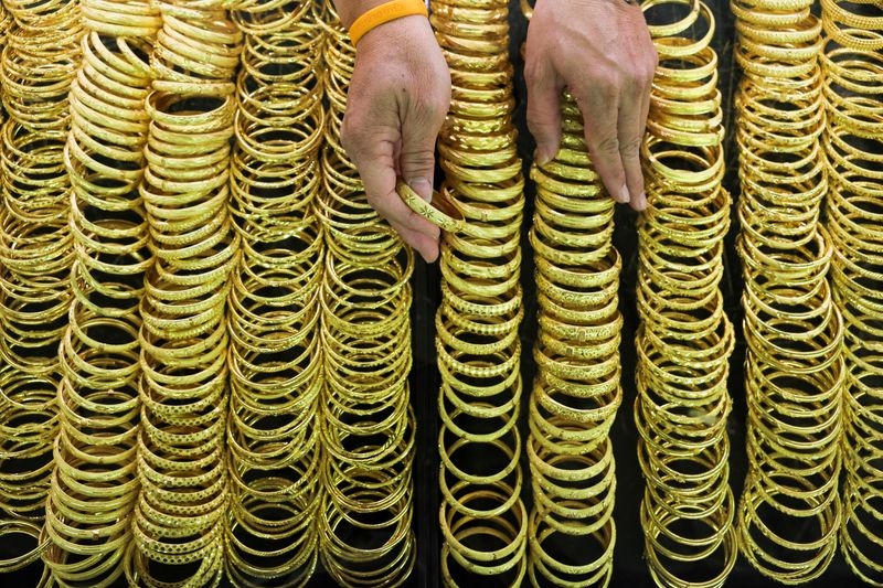 Gold hits five-week high as dollar, yields ease; spotlight on trade