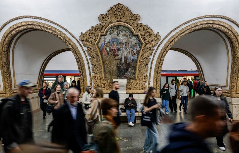 Russians hail beauty of Moscow metro on its 90th birthday