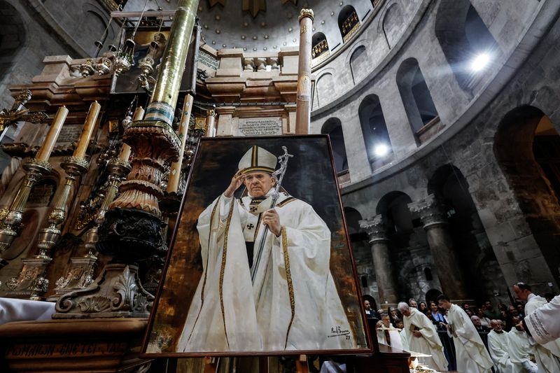 Christians gather at Jerusalem's Holy Sepulchre to mourn Pope Francis