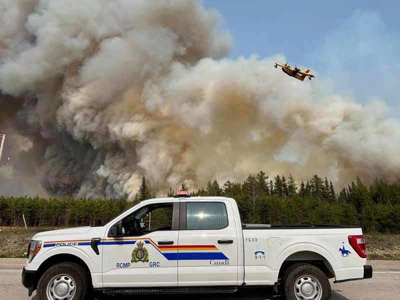 Northern Manitoba evacuees stream south to escape raging wildfires