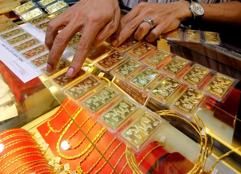 Gold rises on weaker dollar; investors await US jobs data