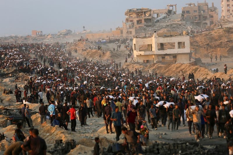 As death toll rises, Gazans make life-risking journeys to seek food