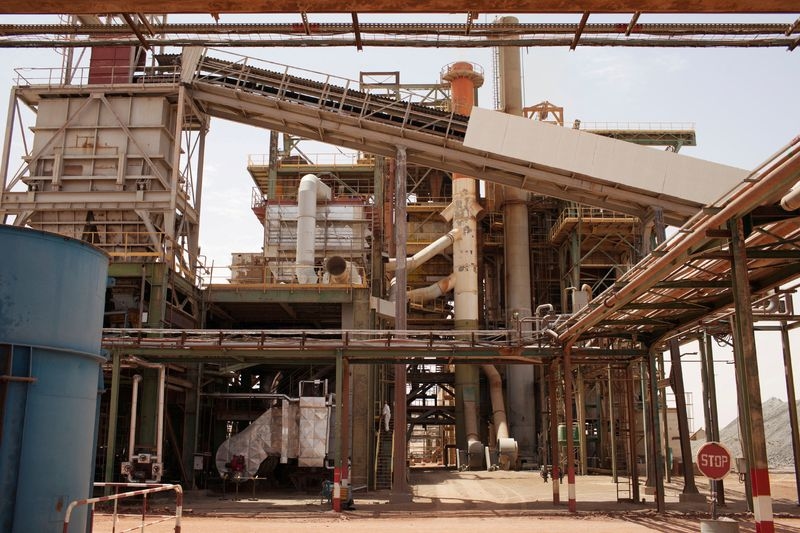Niger miners say output will continue at nationalised uranium mine