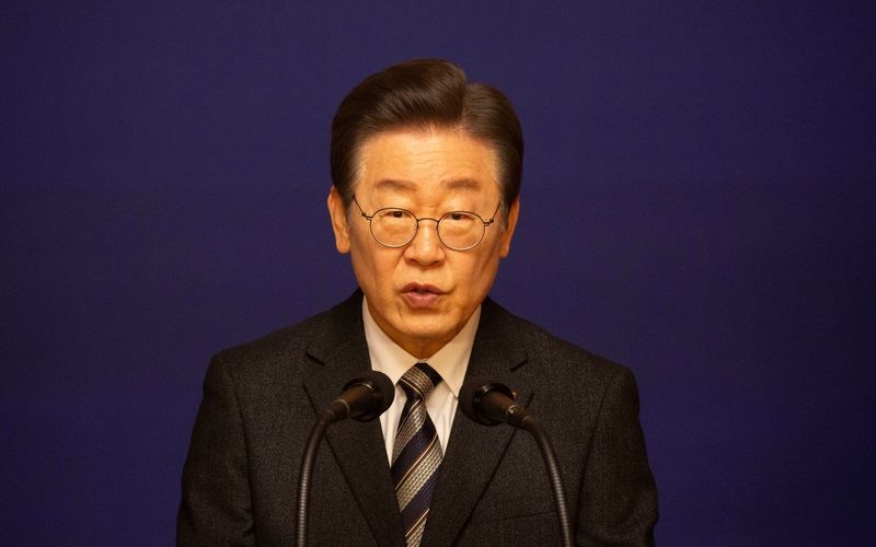 South Korean presidential frontrunner proposes revising constitution on martial law