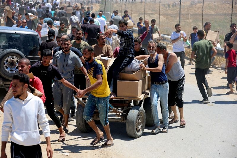 Gaza aid supplies hit by looting as Hamas ceasefire response awaited