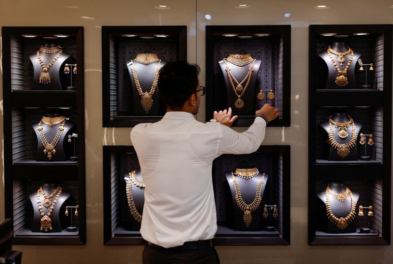 Safe-haven gold gains on tariff uncertainty ahead of August 1 deadline