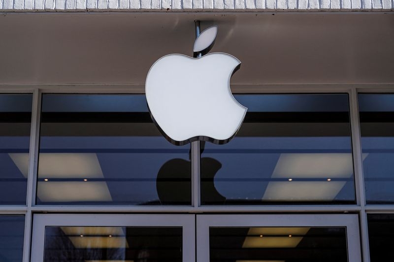 Apple to pledge $100 billion for US manufacturing, White House official says