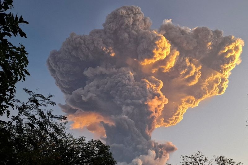 Flights to Indonesia's Bali resume after disruption by volcano eruption