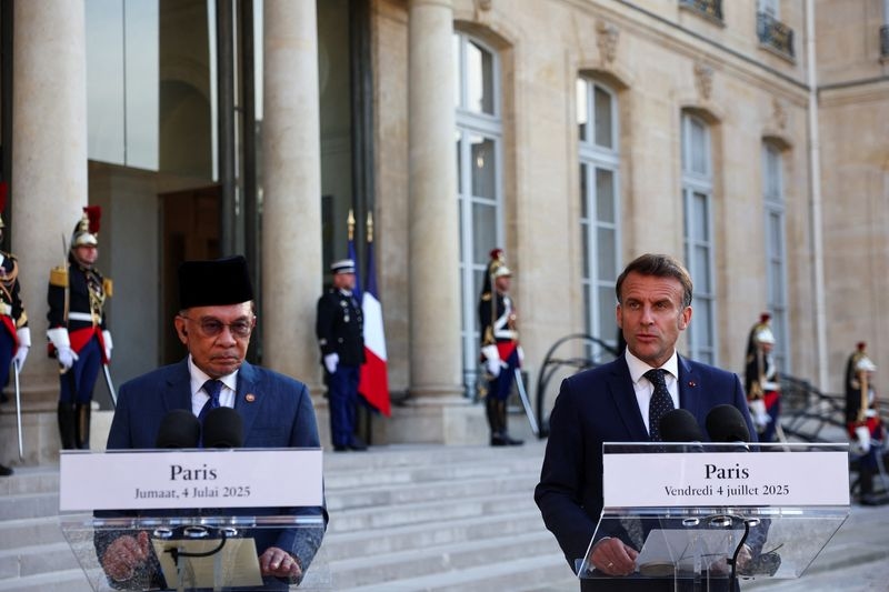 French President Macron announces 'historic' Airbus/Malaysia Airlines deal