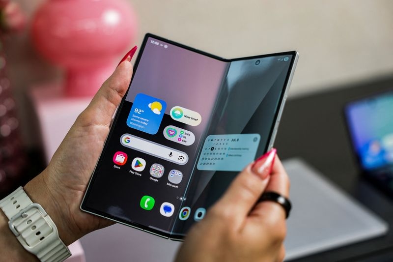 Samsung to fend off Chinese foldable phone rivals with slimmer model