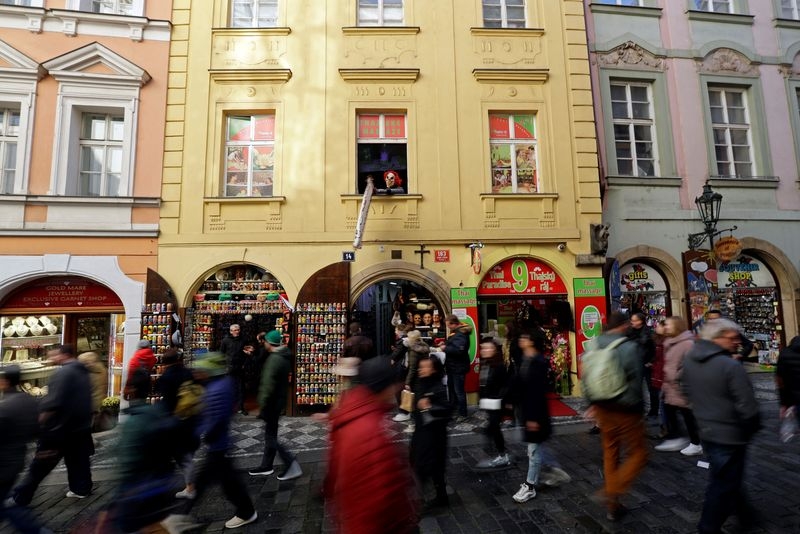 Czech economy accelerates in first quarter on higher household spending