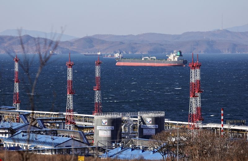 Chinese refiners sweep up Russian oil after Indian demand falls, analysts say