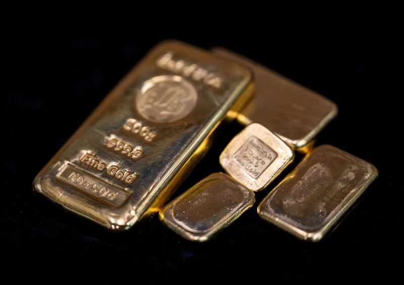 Gold holds firm as markets await US payroll data for direction