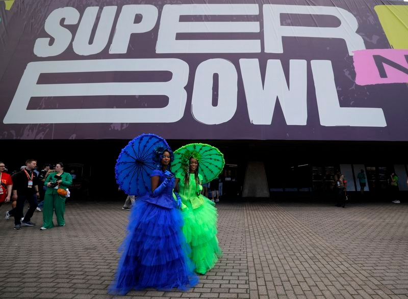 NFL-Sunshine, tight security greet fans arriving at Super Bowl