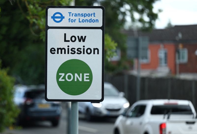 Britain must lower power prices to meet climate goals, advisors say​