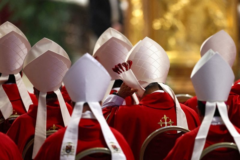 Cardinals hope for speedy conclave to pick new pope, under Michelangelo's gaze