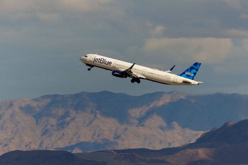 JetBlue, United tie up to let passengers book on both websites
